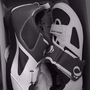 New Pearl Izumi Spinning shoes Size 8 white/grey with clips